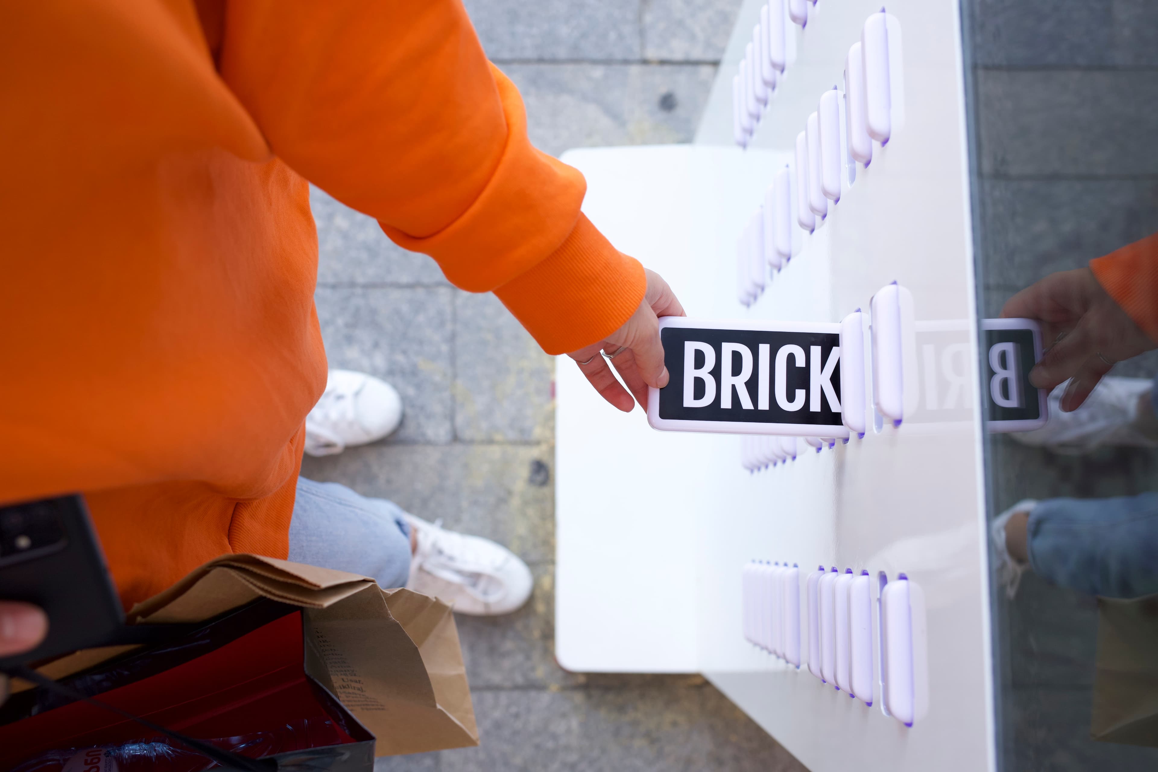 Ruka preuzima Brick punjač iz stanice